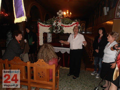 Κωσταράζι Καστοριάς: Ο στολισμός του Επιταφίου από τις γυναίκες του χωριού - Φωτογραφία 2