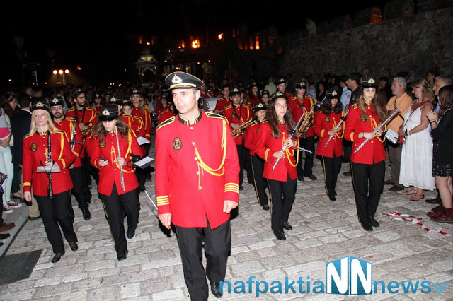 Σε κατανυκτικό κλίμα η περιφορά των Επιταφίων στην Ναύπακτο - Φωτογραφία 44