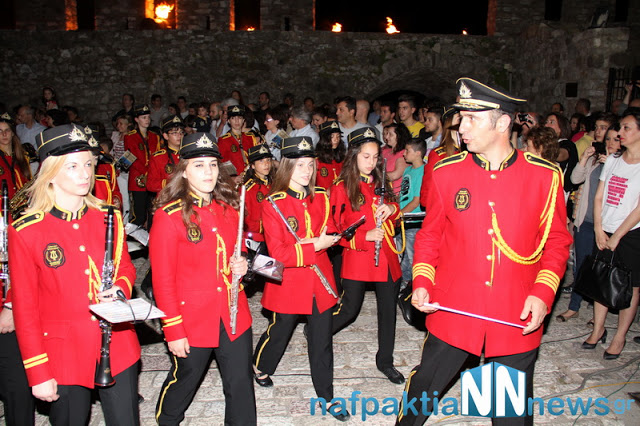 Σε κατανυκτικό κλίμα η περιφορά των Επιταφίων στην Ναύπακτο - Φωτογραφία 46