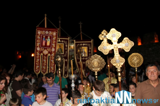 Σε κατανυκτικό κλίμα η περιφορά των Επιταφίων στην Ναύπακτο - Φωτογραφία 49