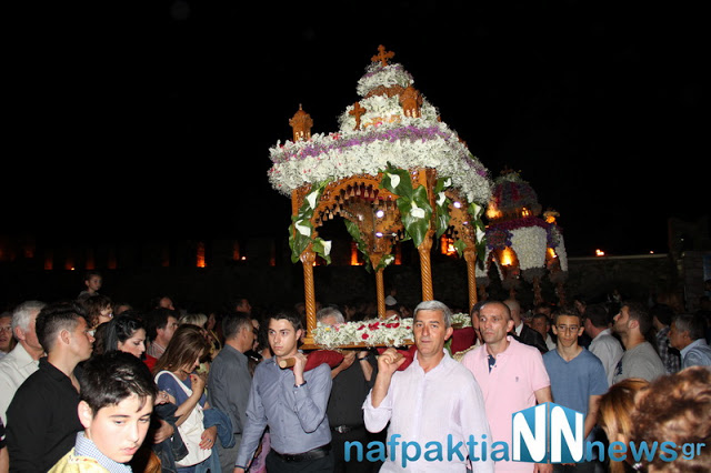 Σε κατανυκτικό κλίμα η περιφορά των Επιταφίων στην Ναύπακτο - Φωτογραφία 50