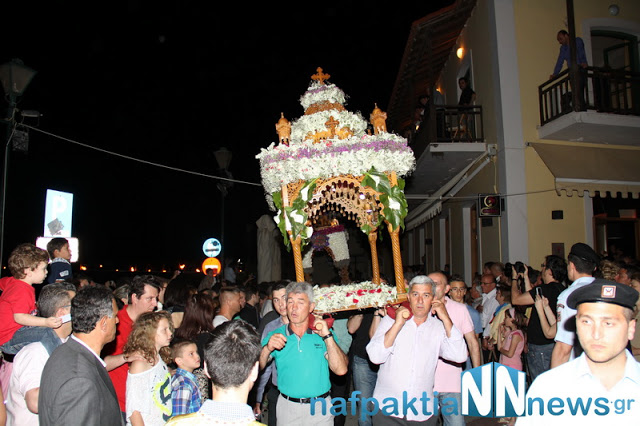 Σε κατανυκτικό κλίμα η περιφορά των Επιταφίων στην Ναύπακτο - Φωτογραφία 52