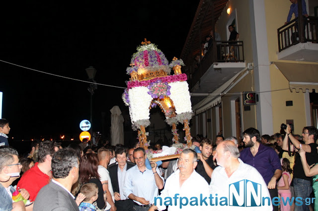 Σε κατανυκτικό κλίμα η περιφορά των Επιταφίων στην Ναύπακτο - Φωτογραφία 54