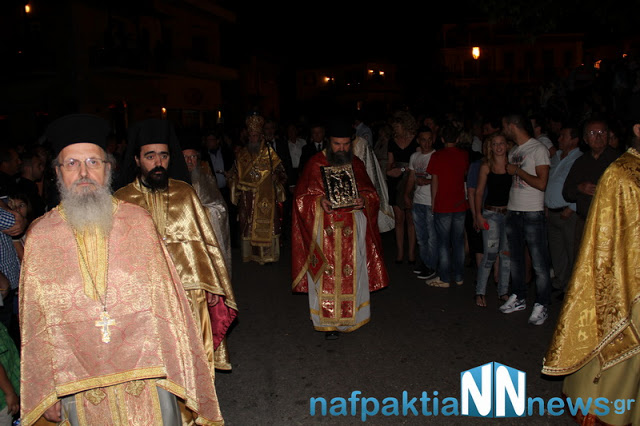 Σε κατανυκτικό κλίμα η περιφορά των Επιταφίων στην Ναύπακτο - Φωτογραφία 59