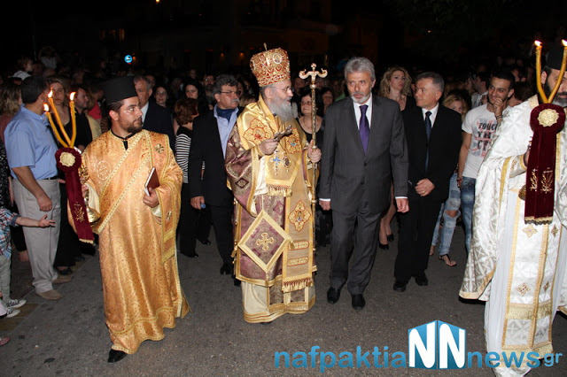 Σε κατανυκτικό κλίμα η περιφορά των Επιταφίων στην Ναύπακτο - Φωτογραφία 61