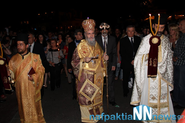 Σε κατανυκτικό κλίμα η περιφορά των Επιταφίων στην Ναύπακτο - Φωτογραφία 63