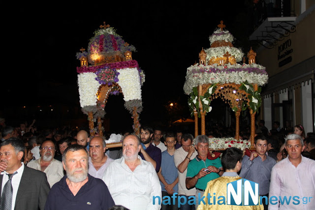 Σε κατανυκτικό κλίμα η περιφορά των Επιταφίων στην Ναύπακτο - Φωτογραφία 64