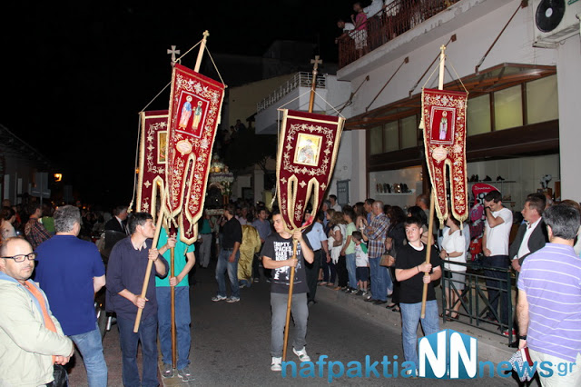 Σε κατανυκτικό κλίμα η περιφορά των Επιταφίων στην Ναύπακτο - Φωτογραφία 69