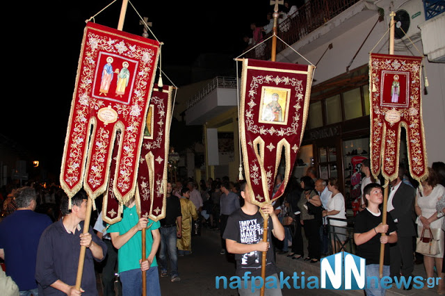 Σε κατανυκτικό κλίμα η περιφορά των Επιταφίων στην Ναύπακτο - Φωτογραφία 70