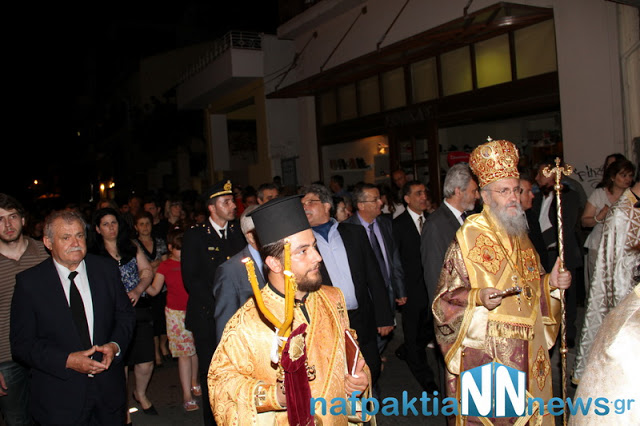 Σε κατανυκτικό κλίμα η περιφορά των Επιταφίων στην Ναύπακτο - Φωτογραφία 75