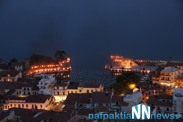 Σε κατανυκτικό κλίμα η περιφορά των Επιταφίων στην Ναύπακτο - Φωτογραφία 8