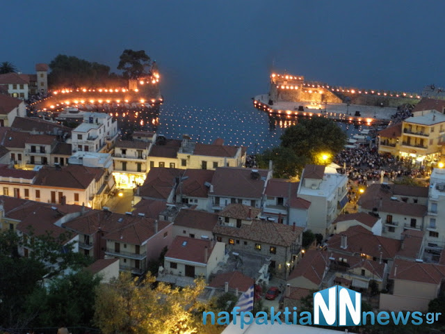 Σε κατανυκτικό κλίμα η περιφορά των Επιταφίων στην Ναύπακτο - Φωτογραφία 91