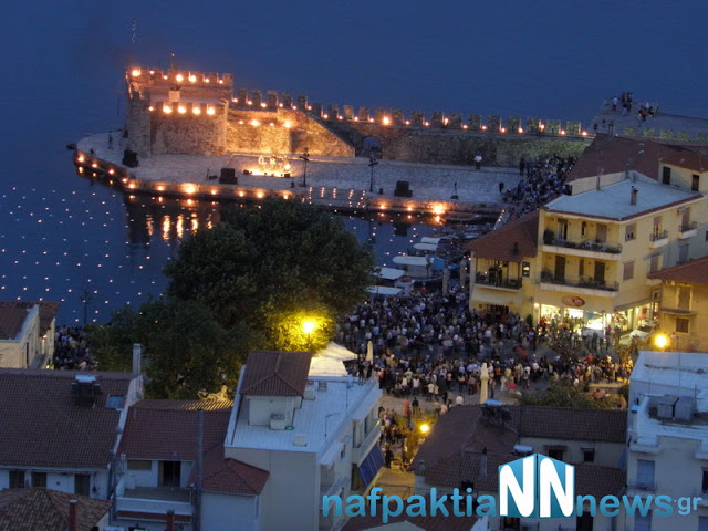 Σε κατανυκτικό κλίμα η περιφορά των Επιταφίων στην Ναύπακτο - Φωτογραφία 92