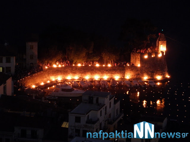 Σε κατανυκτικό κλίμα η περιφορά των Επιταφίων στην Ναύπακτο - Φωτογραφία 98