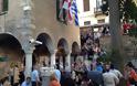 Έφτασε στην Αθήνα το Άγιο Φως! - Eκατοντάδες πιστοί στην Πλάκα - Φωτογραφία 2