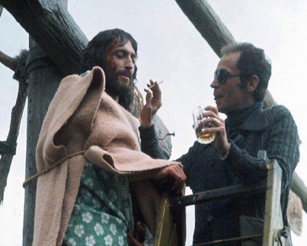 O «Ιησούς από τη Ναζαρέτ» στο σταυρό με κονιάκ και τσιγάρο - Φωτογραφία 2
