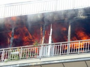 Βόλος: Φωτιά σε μπαλκόνι διαμερίσματος από ξεχασμένη λαμπάδα - Φωτογραφία 1
