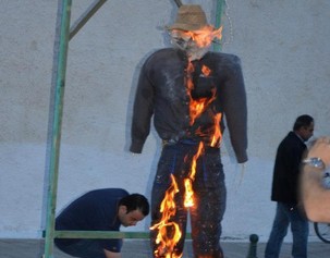 Νεοχώρι Κυλλήνης: Αναβίωσε το έθιμο της καύσης του ομοιώματος του Ιούδα - Φωτογραφία 1