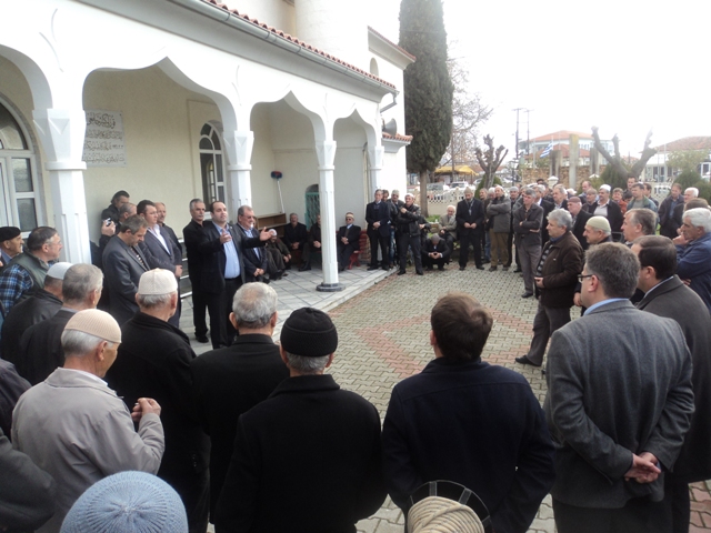 Στην Τουρκία αποφεύγουν να κάνουν πολιτικές δηλώσεις στα τζαμιά. Στην Ελλάδα οι πράκτορές της ξεσαλώνουν μέσα στα τζαμιά! - Φωτογραφία 2