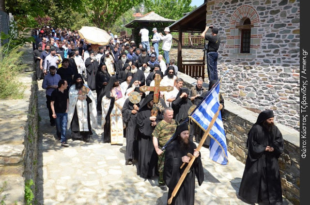 3087 - Φωτογραφίες από τη χθεσινή Λιτάνευση της Εικόνας ΑΞΙΟΝ ΕΣΤΙ στις Καρυές του Αγίου Όρους - Φωτογραφία 10