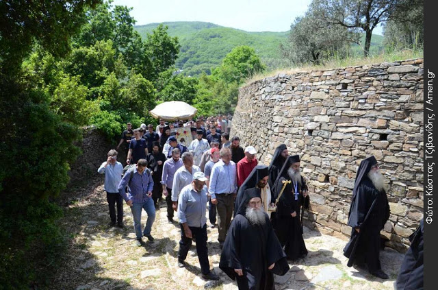 3087 - Φωτογραφίες από τη χθεσινή Λιτάνευση της Εικόνας ΑΞΙΟΝ ΕΣΤΙ στις Καρυές του Αγίου Όρους - Φωτογραφία 12