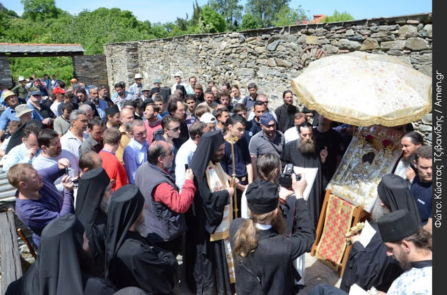 3087 - Φωτογραφίες από τη χθεσινή Λιτάνευση της Εικόνας ΑΞΙΟΝ ΕΣΤΙ στις Καρυές του Αγίου Όρους - Φωτογραφία 16