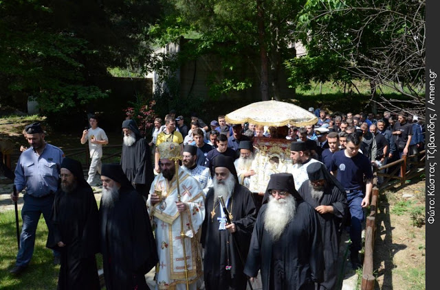 3087 - Φωτογραφίες από τη χθεσινή Λιτάνευση της Εικόνας ΑΞΙΟΝ ΕΣΤΙ στις Καρυές του Αγίου Όρους - Φωτογραφία 8