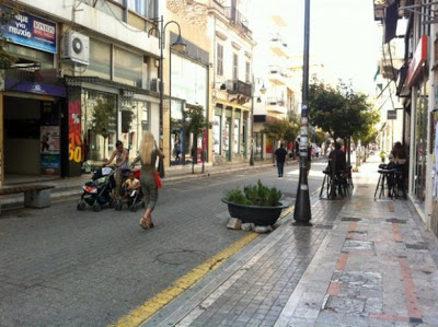 Πάτρα: Κυριακάτικο σκηνικό στο κέντρο - Kλειστά τα καταστήματα - Ελάχιστοι οι Πατρινοί που έκαναν βόλτα στο κέντρο - Φωτογραφία 3