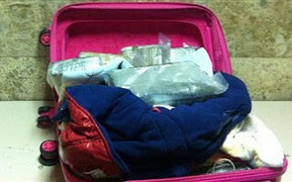 Μητέρα μετέφερε κοκαΐνη στη βαλίτσα του παιδιού της - Φωτογραφία 1