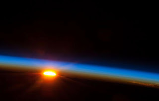 Εκπληκτική εικόνα της αυγής από το διάστημα! - Φωτογραφία 1