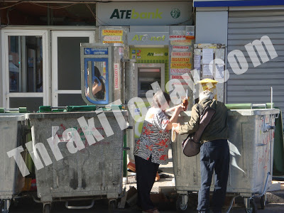 Στην ουρά… στους κάδους σκουπιδιών της Ξάνθης για παπούτσια! - Φωτογραφία 2