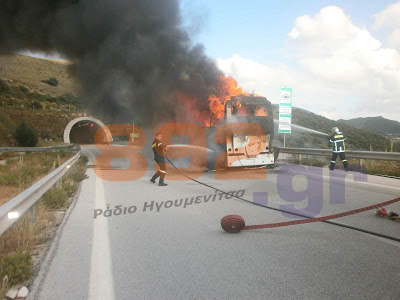 Δείτε φωτογραφίες και βίντεο από το τουριστικό λεωφορείο που τυλίχθηκε στις φλόγες στην Εγνατία Οδό, κοντά στην Ηγουμενίτσα - Φωτογραφία 3
