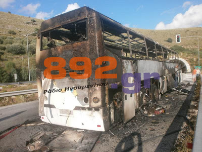 Δείτε φωτογραφίες και βίντεο από το τουριστικό λεωφορείο που τυλίχθηκε στις φλόγες στην Εγνατία Οδό, κοντά στην Ηγουμενίτσα - Φωτογραφία 7