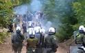 Σκουριές: Σε κρίσιμη κατάσταση ένας αστυνομικός που πυροβόλησε διαδηλωτής