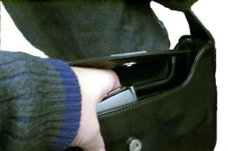 Πάτρα: Άδειασαν την τσάντα της προϊσταμένης της TΑΠ ΔΕΗ μέσα στο Δημαρχείο - Φωτογραφία 1