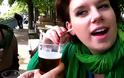 Φοιτήτρια πίνει την μπύρα από το αυτί! [video]