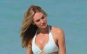 Η Candice Swanepoel είναι υπέροχη με λευκό μπικίνι στην παραλία