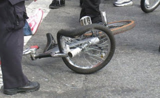 Πάτρα: Σοβαρό ατύχημα στην Ελ.Βενιζέλου - Oδηγός μηχανής παρέσυρε ποδηλάτη και τον εγκατέλειψε - Φωτογραφία 1