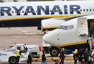 Απίστευτο: Η Ryanair άφησε στη Θεσσαλονίκη τους επιβάτες για Κεφαλλονιά, γιατί στο νησί ήταν... σκοτεινά! - Φωτογραφία 1