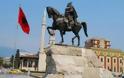 Στη Γεωγραφία των Αλβανικών σχολείων διδάσκονται ότι οκτώ νομοί της Ελλάδος είναι Αλβανικοί - Aνάμεσά τους και μέρος της Αιτωλοκαρνανίας!