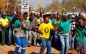 Συνεχίζουν την απεργία οι μεταλλεργάτες στη Ν. Αφρική