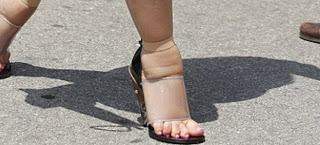 Tα πρησμένα πόδια που η Κιμ Καρντάσιαν προσπαθεί να σφηνώσει σε ψηλοτάκουνα - Φωτογραφία 1