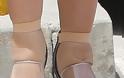 Tα πρησμένα πόδια που η Κιμ Καρντάσιαν προσπαθεί να σφηνώσει σε ψηλοτάκουνα - Φωτογραφία 2