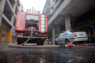 Φωτιά σε υπόγειο πολυκατοικίας στο κέντρο της Θεσσαλονίκης - Φωτογραφία 1