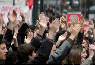 Πάτρα: Άρχισε το αντιφασιστικό συλλαλητήριο στην πλατεία Γεωργίου – Σε επιφυλακή η EΛ.ΑΣ. - Φωτογραφία 1