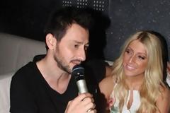 Ο Πάνος Καλίδης «έπνιξε» με γαρύφαλλα την εγκυμονούσα σύντροφό του