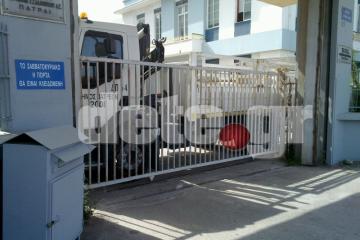 Πάτρα: Ένα φορτηγό... φυλάει την πύλη του Λαδόπουλου, μετά τις 7 διαρρήξεις... - Φωτογραφία 2