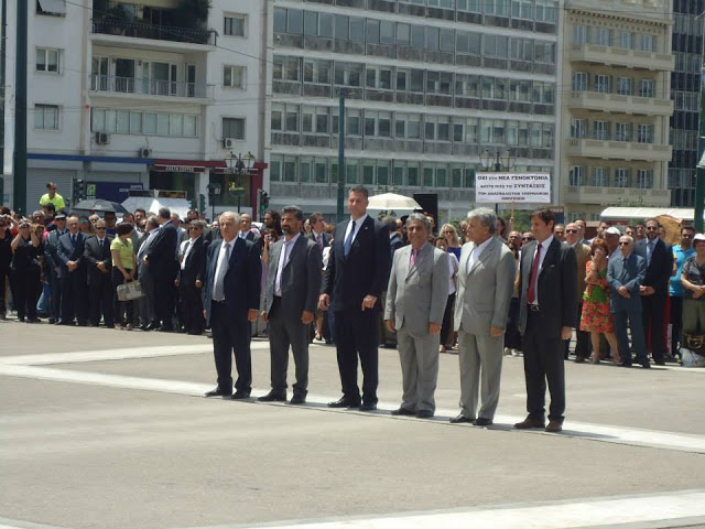 Δίδαγμα ανθρωπιάς και πολιτικής η ομιλία του Πίτερ Κουτουτζιάν στο Μνημείο του Άγνωστου Στρατιώτη - Φωτογραφία 2