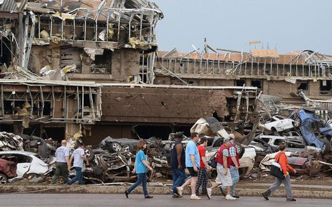 Εικόνες Αποκάλυψης στην Οκλαχόμα - 91 νεκροί από τον ανεμοστρόβιλο - Ανάμεσα στους νεκρούς 20 παιδιά - Φωτογραφία 3