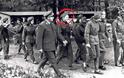Η Μέρκελ σε ηλικία 17 ετών με στολή πολιτοφύλακα της πρώην Ανατολικής Γερμανίας - Φωτογραφία 2